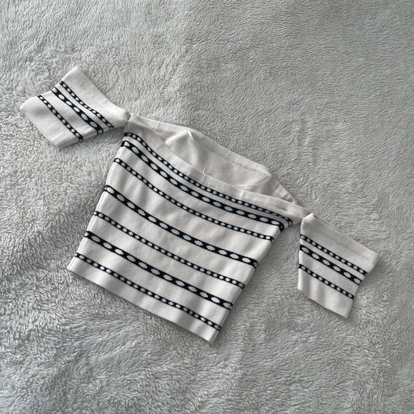 ***SOLD****GUESS Off the Shoulder Top π - Picture 6 of 7